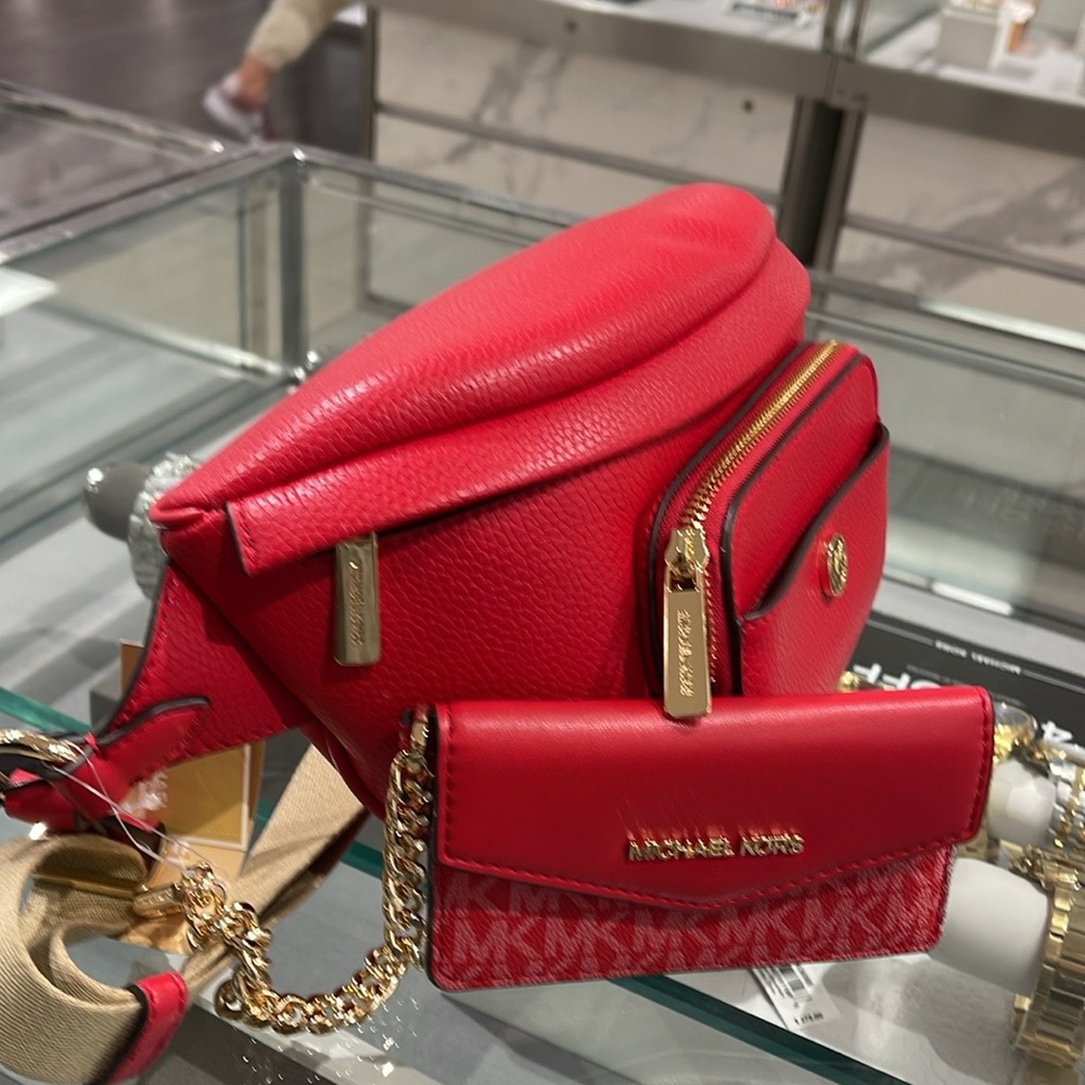 MICHAEL KORS
Maisie Large Pebbled Leather 2-in-1 Sling Pack
Bright Red
NWT - Picture 14 of 16